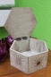 Preview: Verzierte Holzbox mit Klappdeckel im Antiklook, weiß, sechseckig, handbemalt, 19 cm
