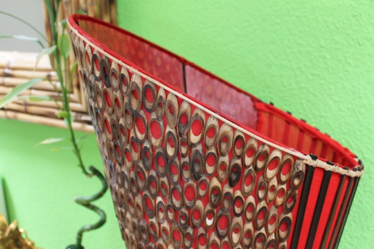 Originelle Bodenlampe aus Bambus und rotem Textil 150cm