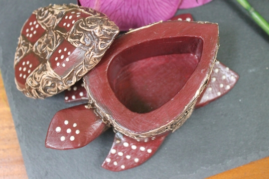 Süße Schildkröten-Dose aus Holz mit feiner Verzierung, rot 13cm