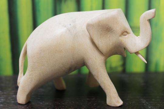 Holzfigur Elefant hell 10 cm