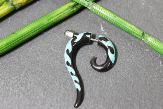 Fake Piercing Fake Spirale Haken mit Koralle-Inlay blau aus Horn mit Edelstahl-Schraubverschluss