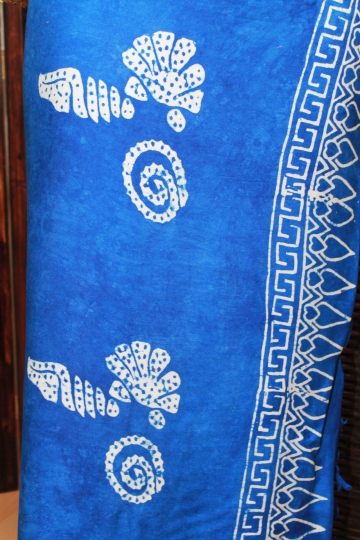 Farbenfroher Sarong blau mit Muschelmotiv 160 x 120 cm