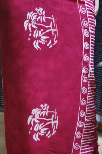 Farbenfroher Sarong violett fuchsia mit Palmenmotiv 160 x 120 cm