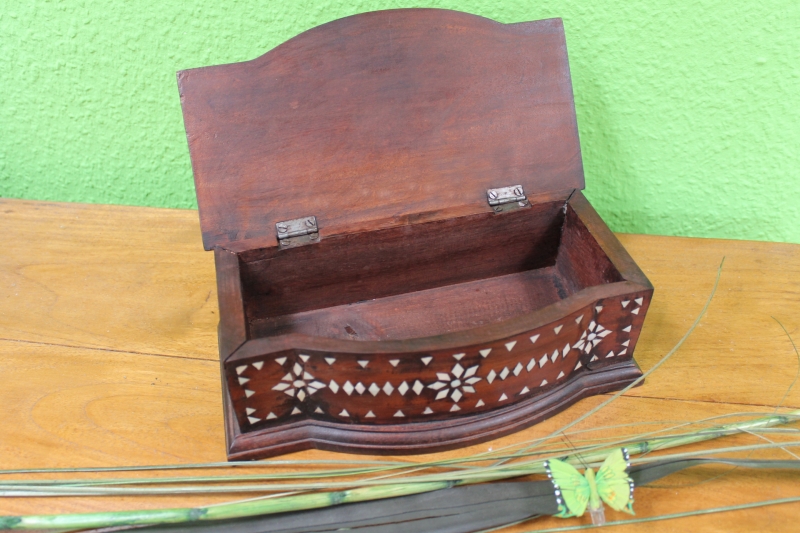 Verzierte Schmuckdose aus Mahagoniholz mit Klappdeckel und Perlmuttintarsien, 31 cm