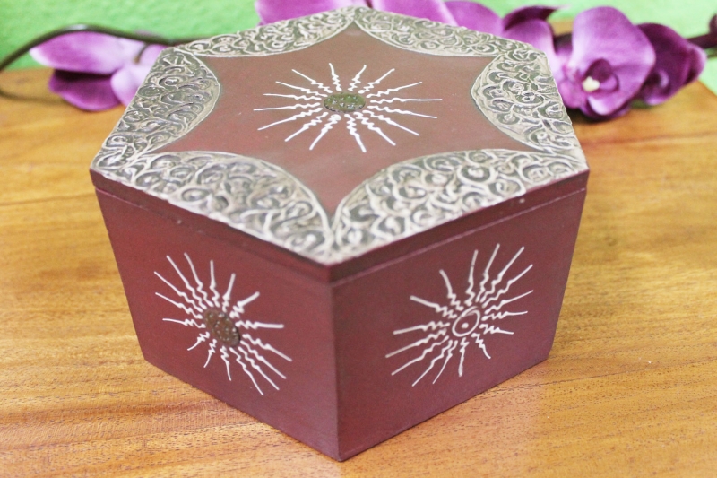 Verzierte Holzbox mit Klappdeckel, braun, sechseckig, handbemalt, 19 cm