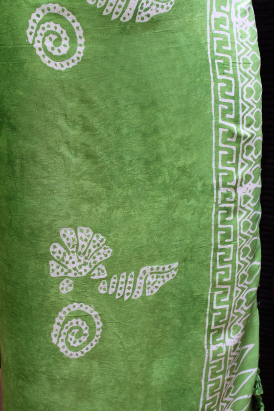 Farbenfroher Sarong grün mit Muschelmotiv 160 x 120 cm
