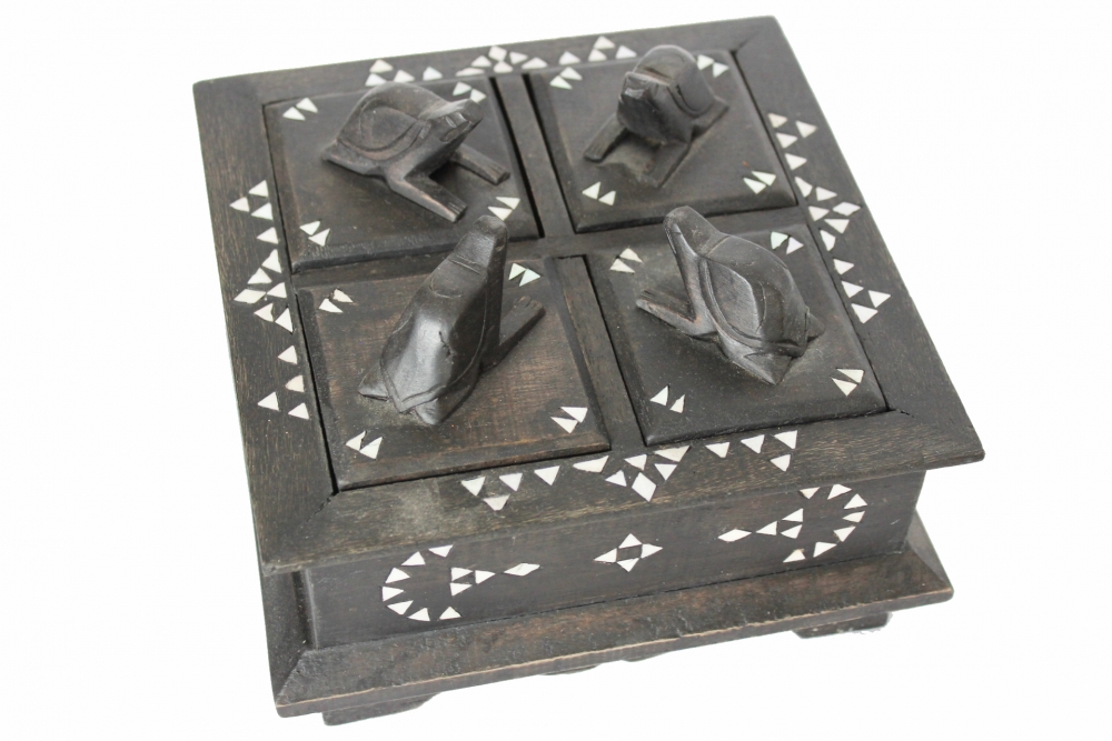 Verzierte Dose aus Mahagoniholz mit Perlmuttintarsien und Schildkröten, 20 cm