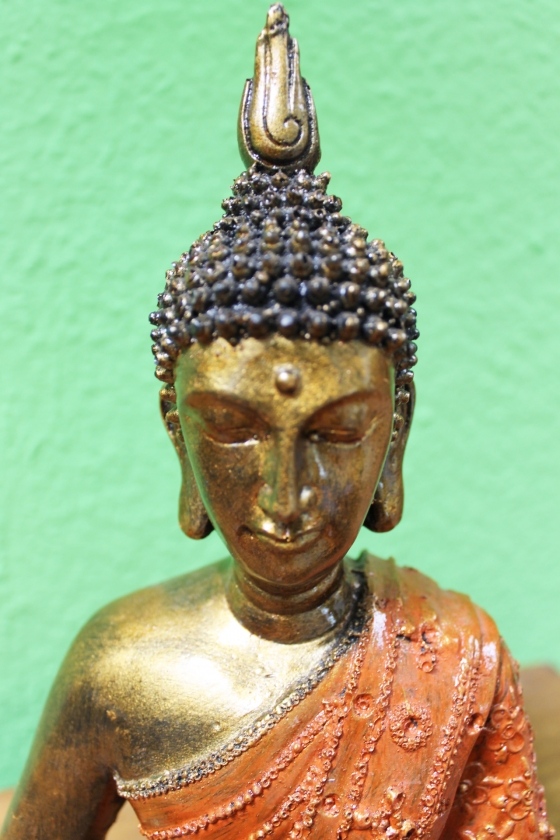 Buddha Meditation Flamme Erleuchtung Naturharz gold farbig 29 cm