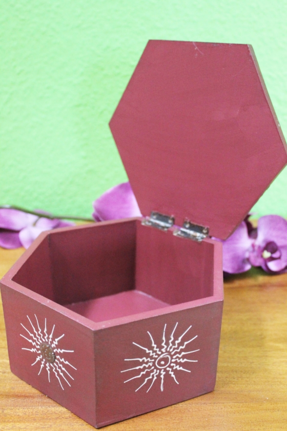 Verzierte Holzbox mit Klappdeckel, braun, sechseckig, handbemalt, 19 cm