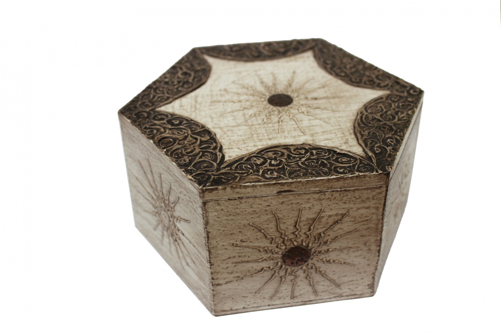 Verzierte Holzbox mit Klappdeckel im Antiklook, weiß, sechseckig, handbemalt, 19 cm
