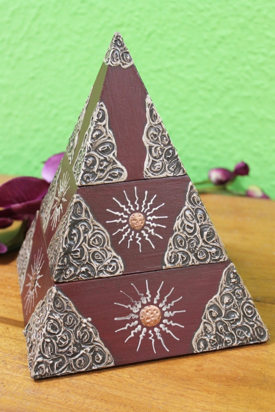 Verzierte Schmuckdose Pyramide braun 3-teilig aus Holz, handbemalt 20 cm