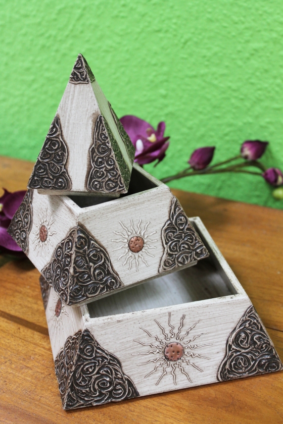 Verzierte Schmuckdose Pyramide weiß 3-teilig aus Holz, handbemalt 30 cm